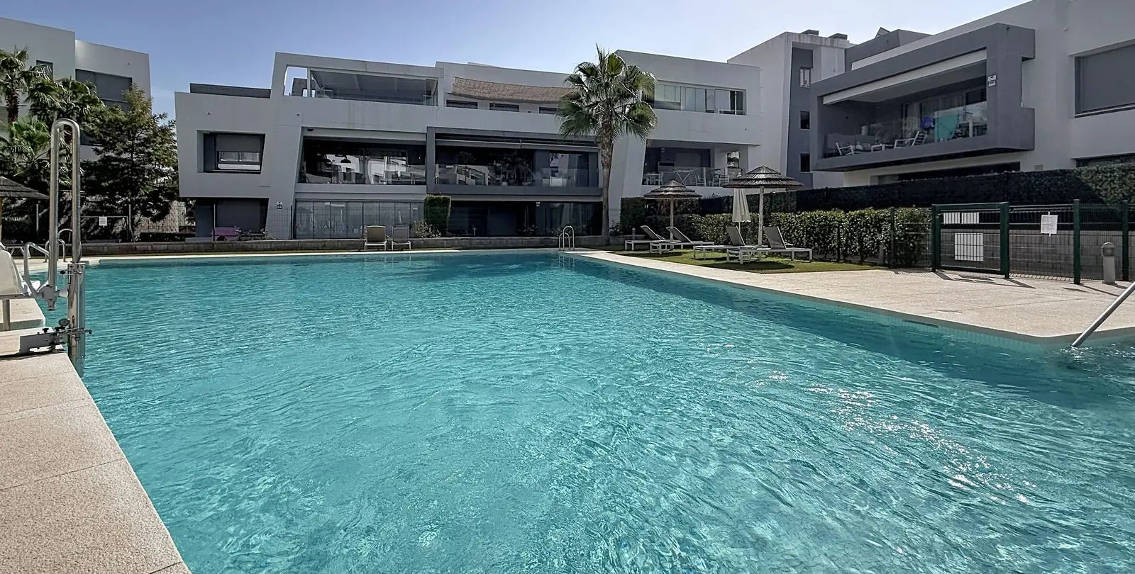Venta de apartamento en planta baja en Selwo 38