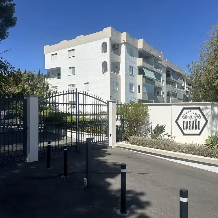 Sale of middle floor apartment in Nueva Andalucía