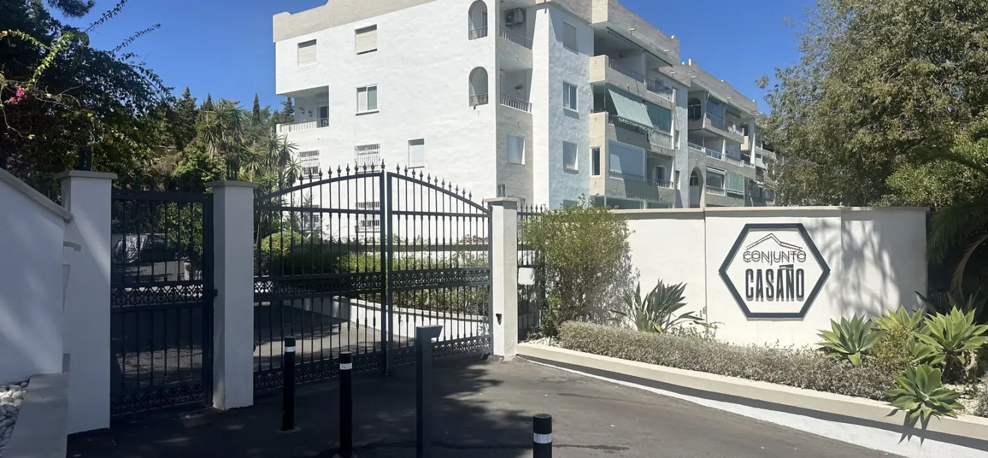 Sale of middle floor apartment in Nueva Andalucía 0