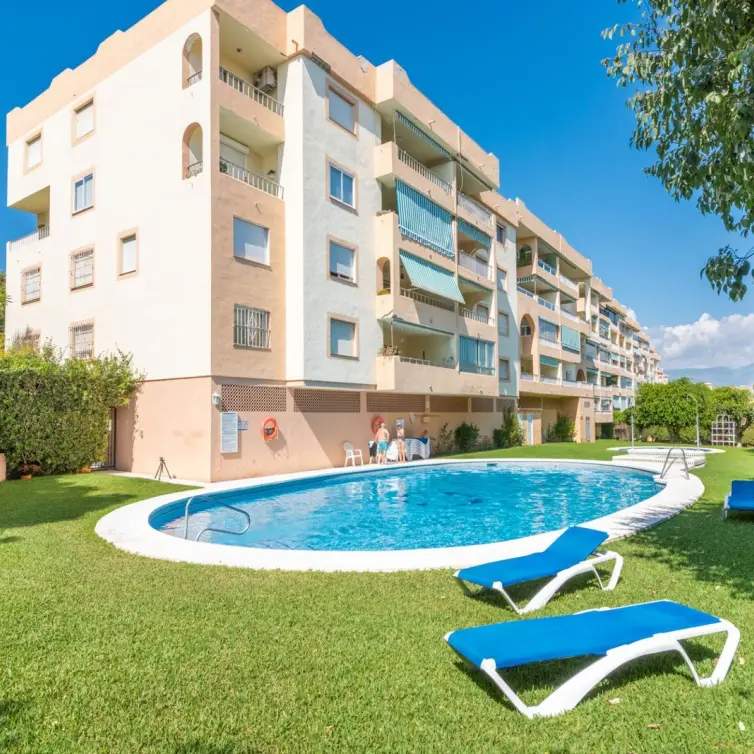 Sale of middle floor apartment in Nueva Andalucía