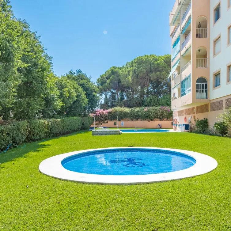 Sale of middle floor apartment in Nueva Andalucía