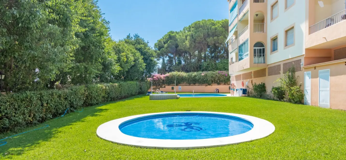 Sale of middle floor apartment in Nueva Andalucía 2