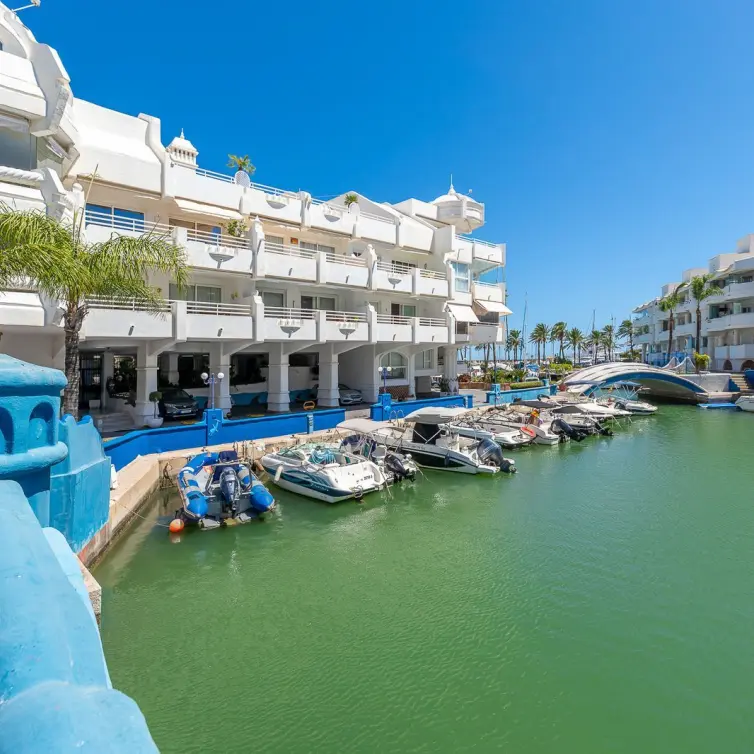 Продажа апартаментов на первом этаже в Benalmadena