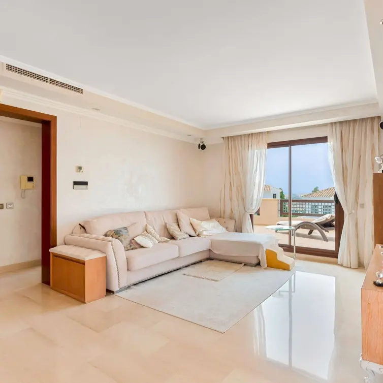 Sale of penthouse in Nueva Andalucía