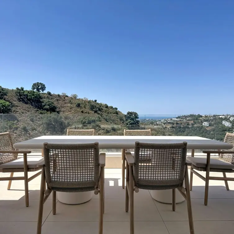 Sale of middle floor apartment in Benahavís