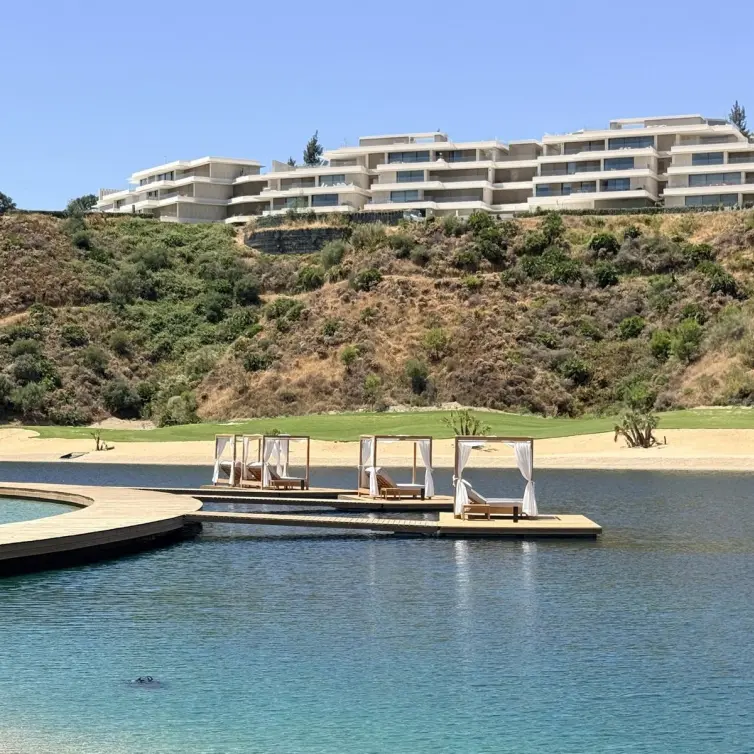 Sale of middle floor apartment in Benahavís