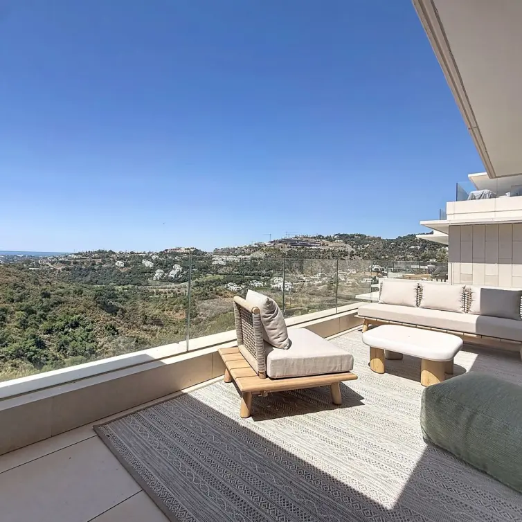 Sale of middle floor apartment in Benahavís