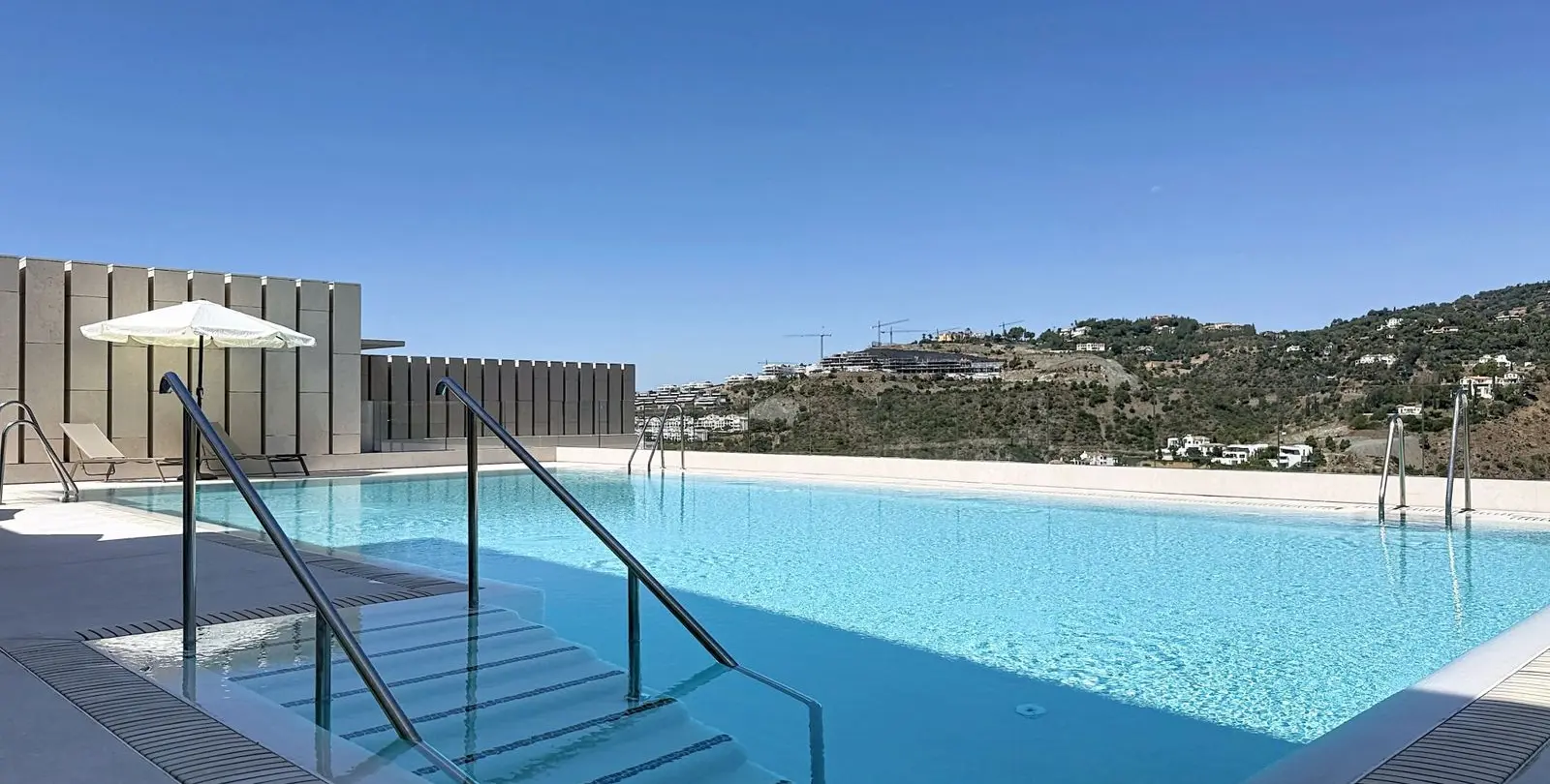 Sale of middle floor apartment in Benahavís 31
