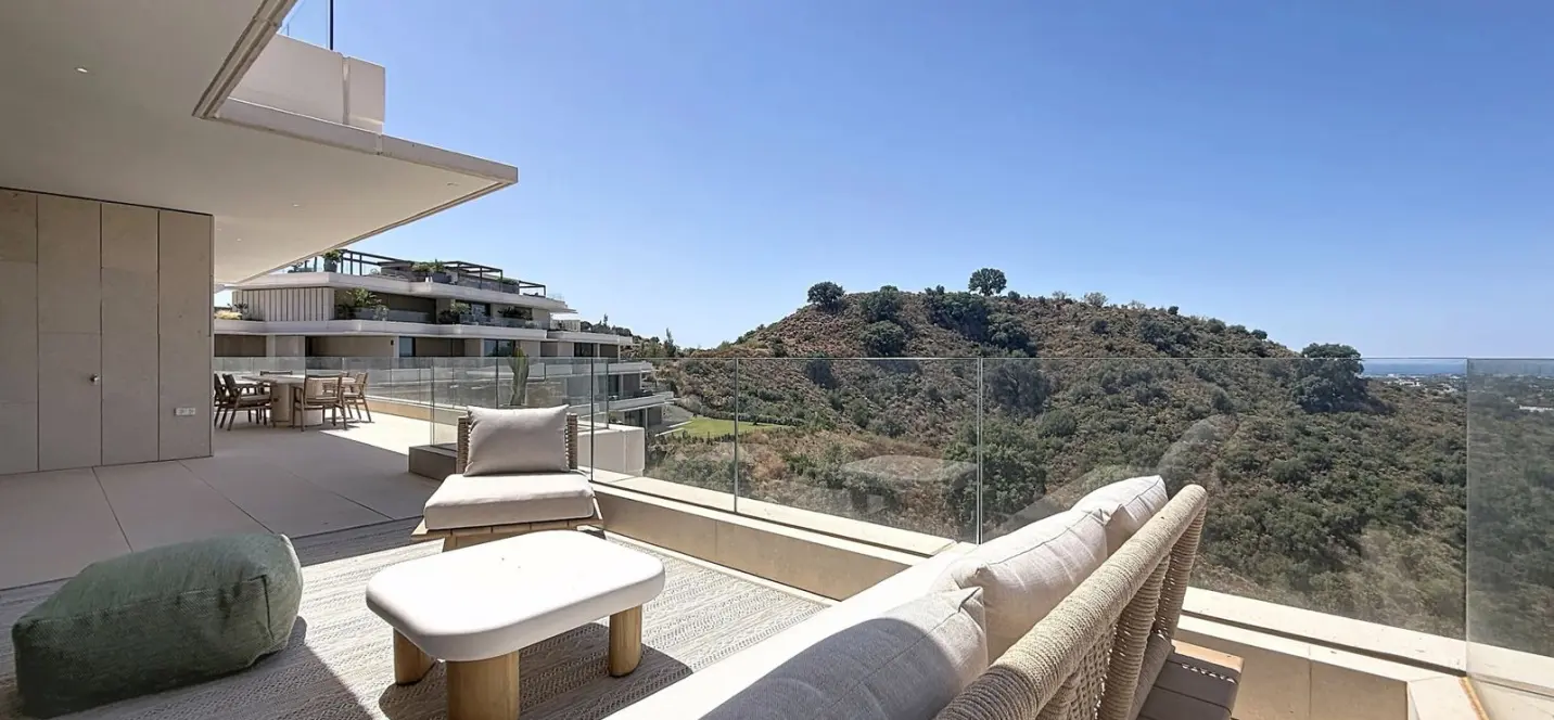 Venta de apartamento en planta media en Benahavís 0