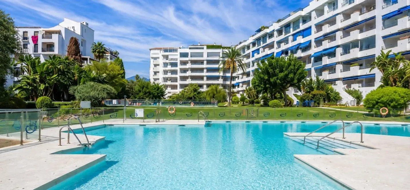 Venta de apartamento en planta baja en Puerto Banús 0