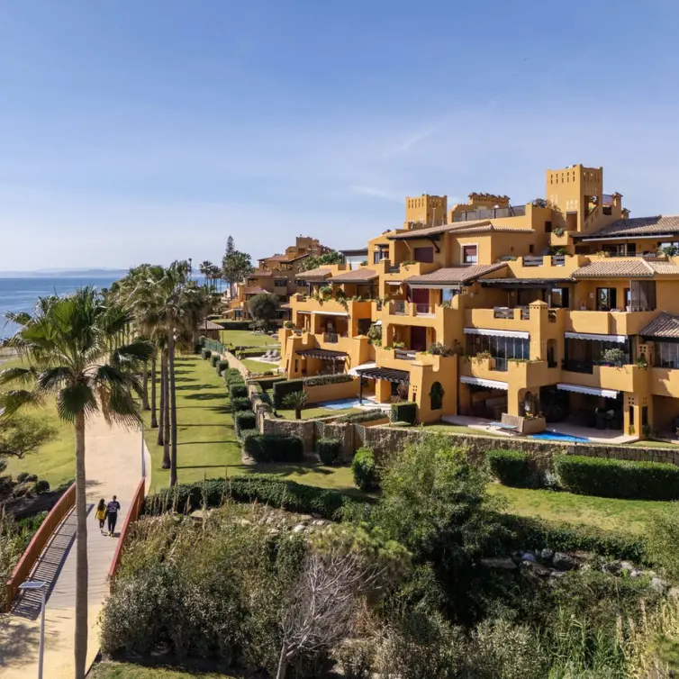 Долгосрочная аренда апартаментов на среднем этаже в Estepona