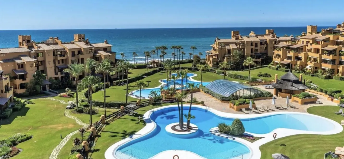Долгосрочная аренда апартаментов на среднем этаже в Estepona 2