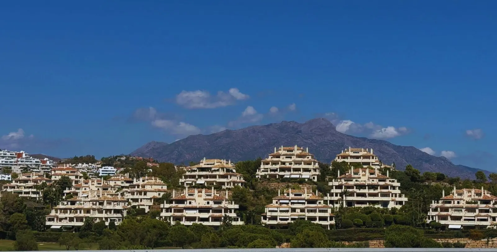 Alquiler a largo plazo de apartamento en planta media en Benahavís 3