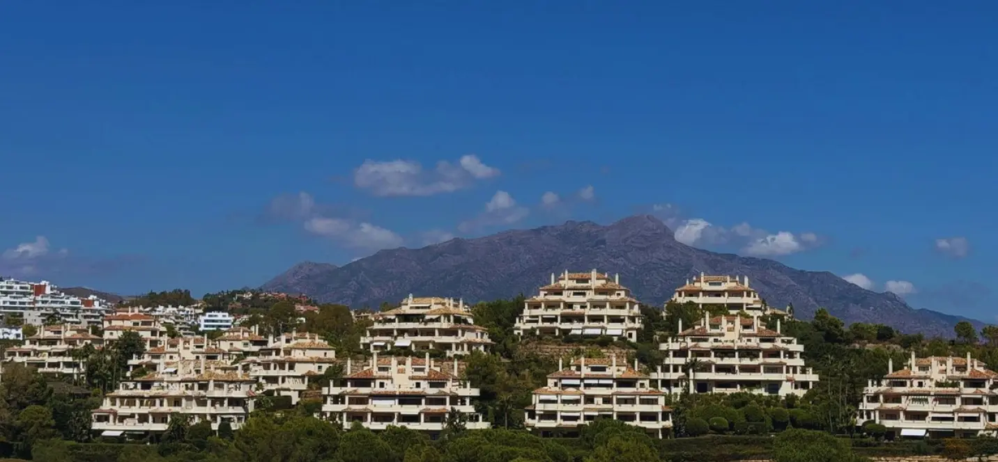 Alquiler a largo plazo de apartamento en planta media en Benahavís 2