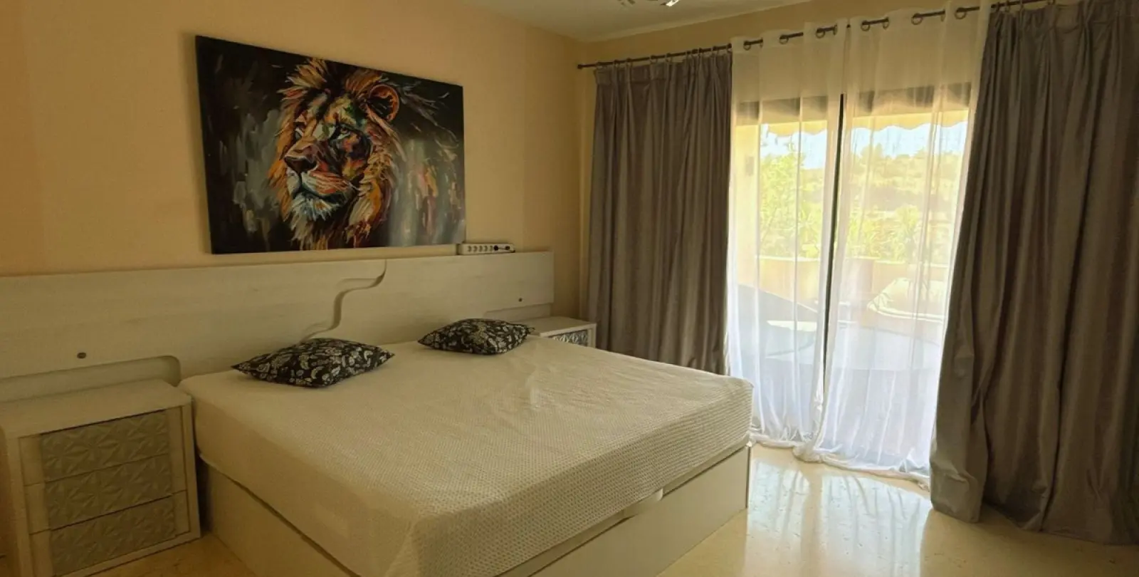 Alquiler a largo plazo de apartamento en planta media en Benahavís 11