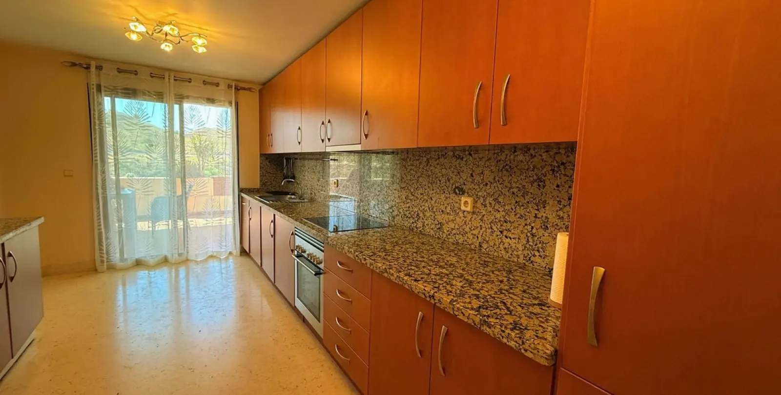 Alquiler a largo plazo de apartamento en planta media en Benahavís 15