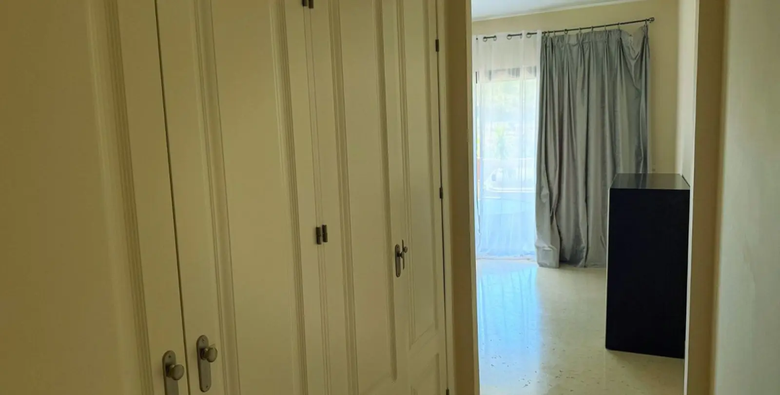 Alquiler a largo plazo de apartamento en planta media en Benahavís 24