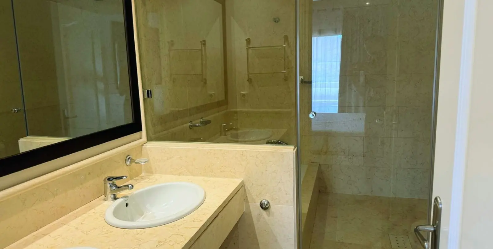 Alquiler a largo plazo de apartamento en planta media en Benahavís 27