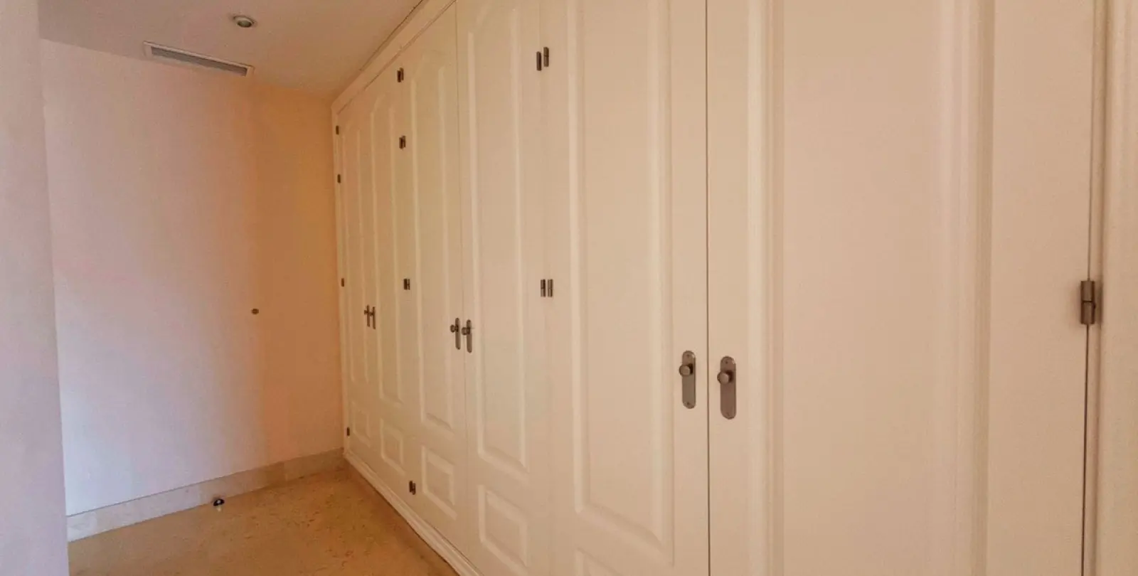 Alquiler a largo plazo de apartamento en planta media en Benahavís 31