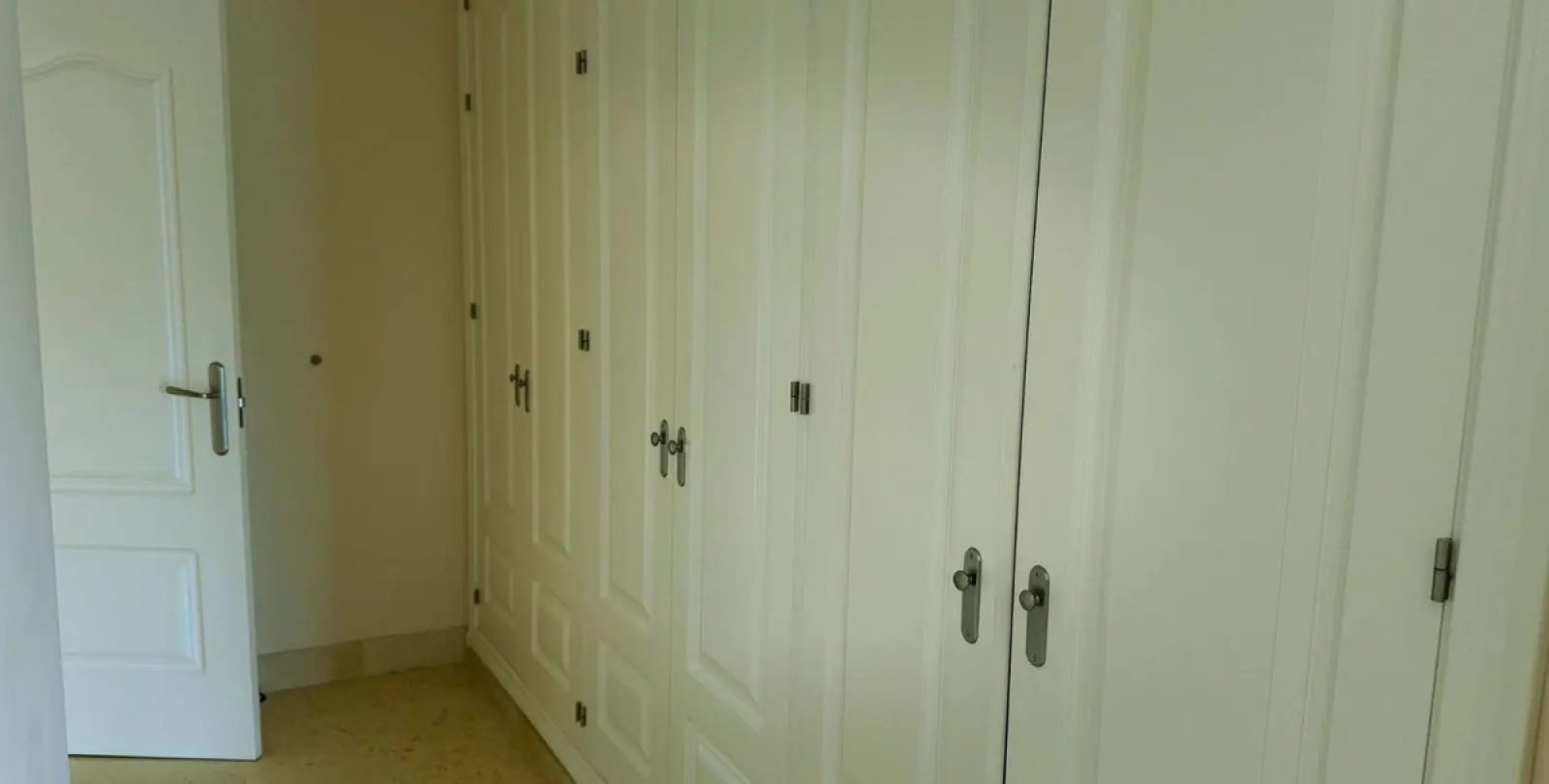 Alquiler a largo plazo de apartamento en planta media en Benahavís 34