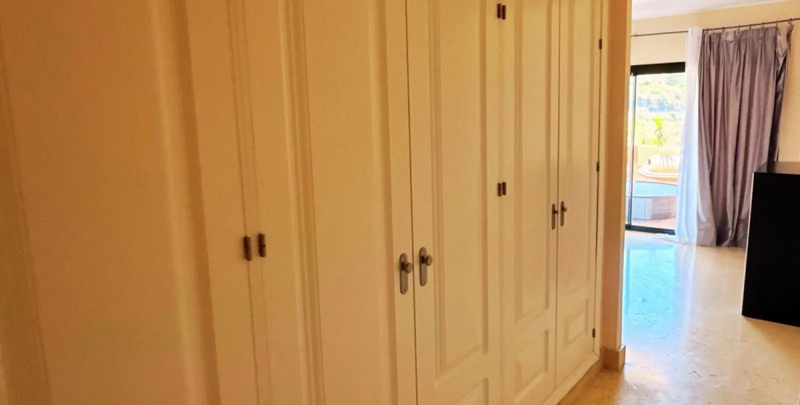 Alquiler a largo plazo de apartamento en planta media en Benahavís 36