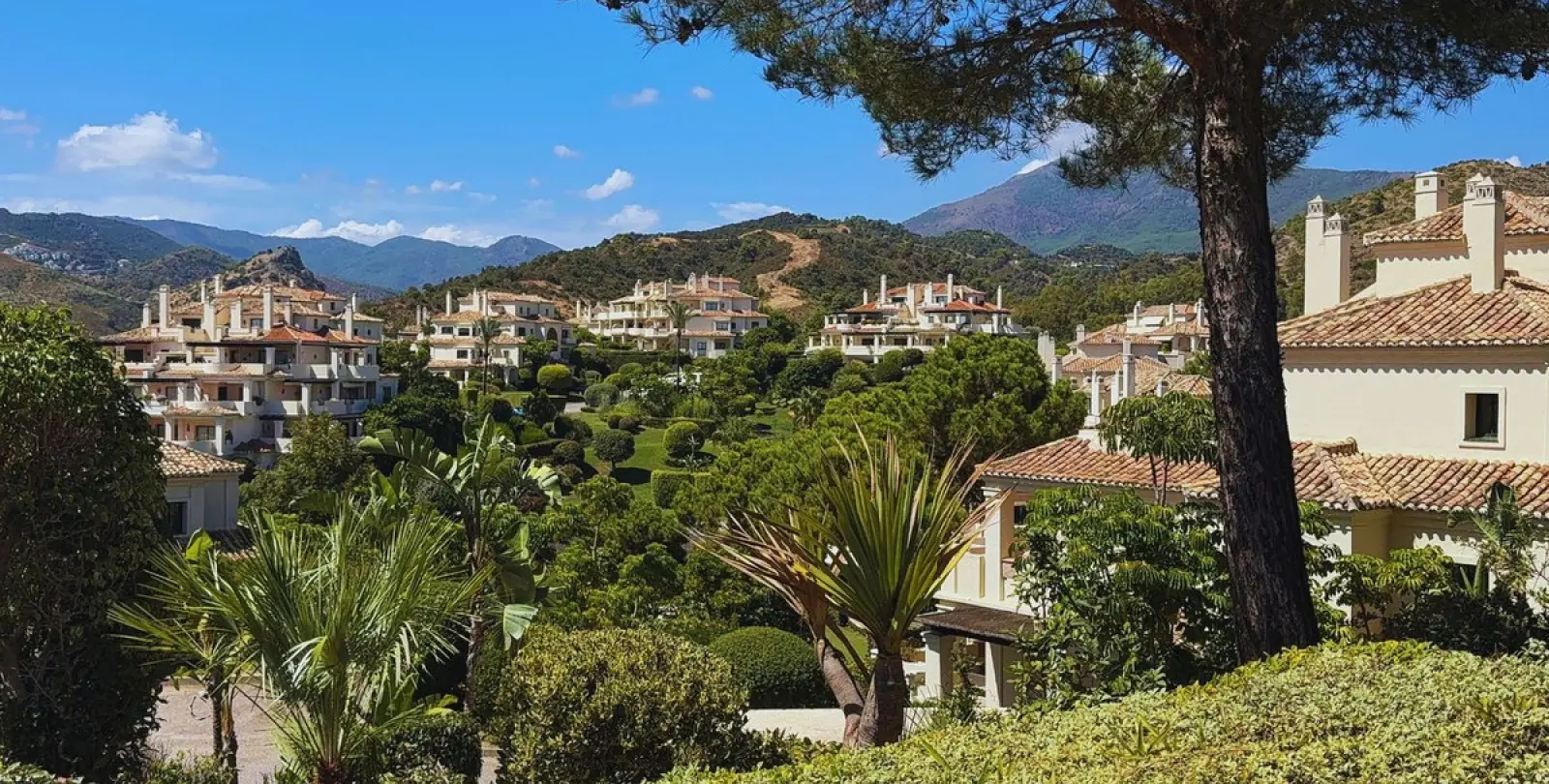 Alquiler a largo plazo de apartamento en planta media en Benahavís 45