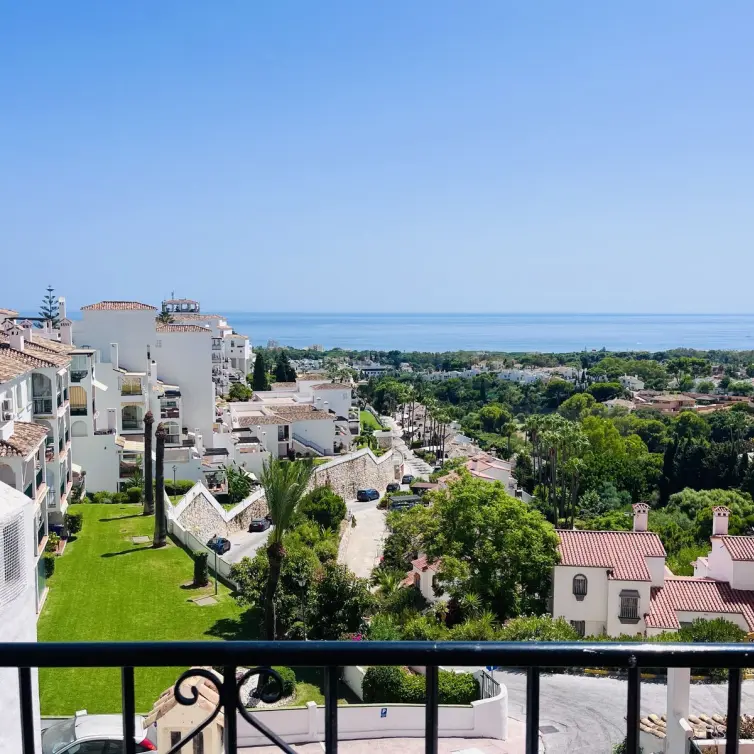 Sale of middle floor apartment in Calahonda