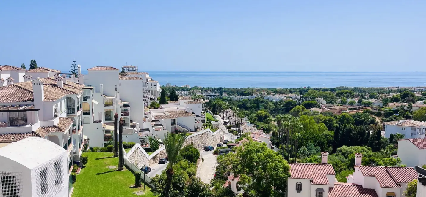 Sale of middle floor apartment in Calahonda 0