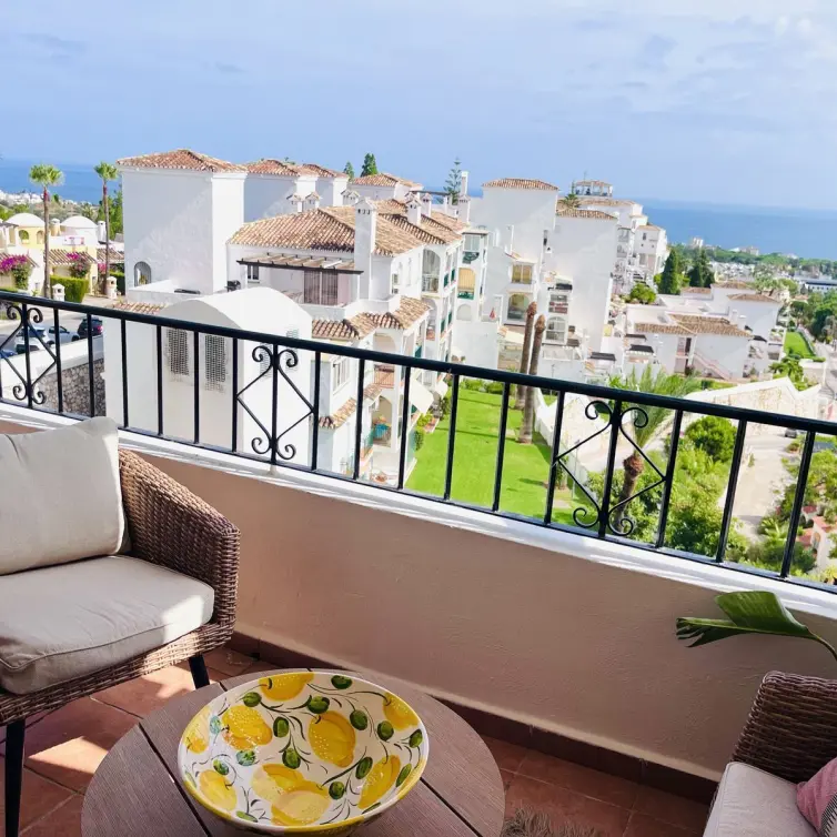 Sale of middle floor apartment in Calahonda