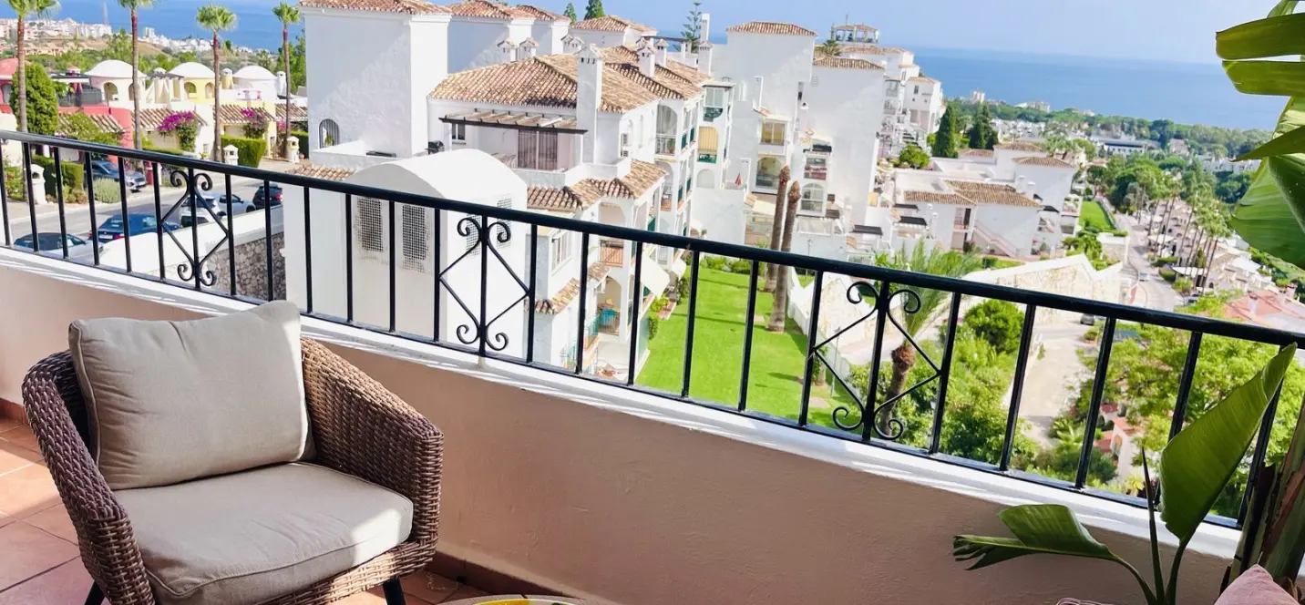 Sale of middle floor apartment in Calahonda 1