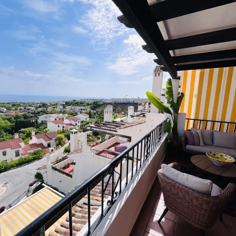 Sale of middle floor apartment in Calahonda