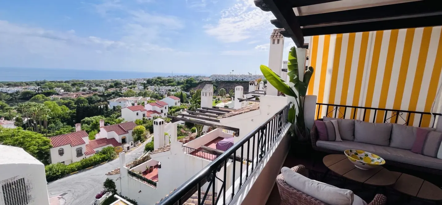 Sale of middle floor apartment in Calahonda 2
