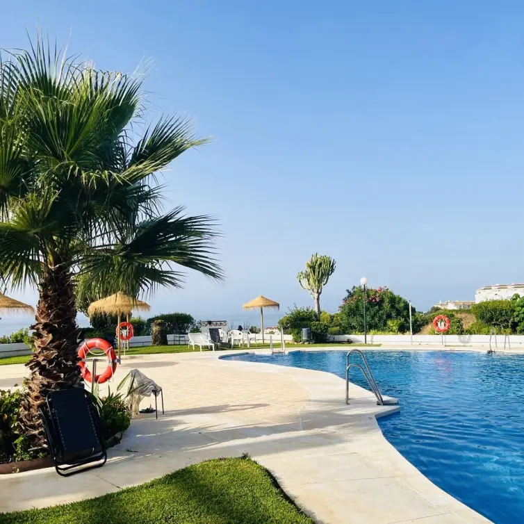 Sale of middle floor apartment in Calahonda