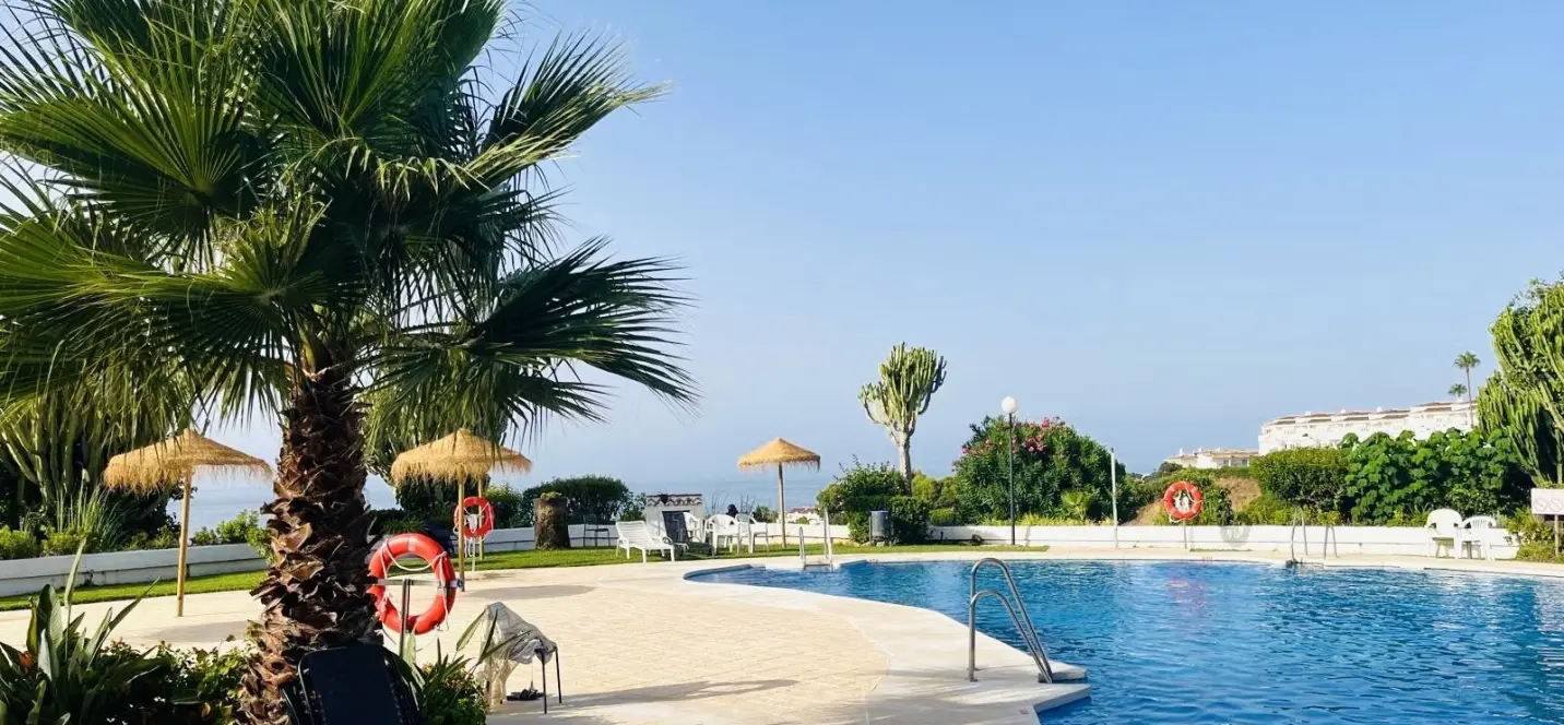 Sale of middle floor apartment in Calahonda 3