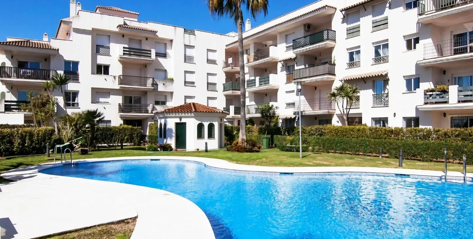 Venta de apartamento en planta media en Nueva Andalucía 1
