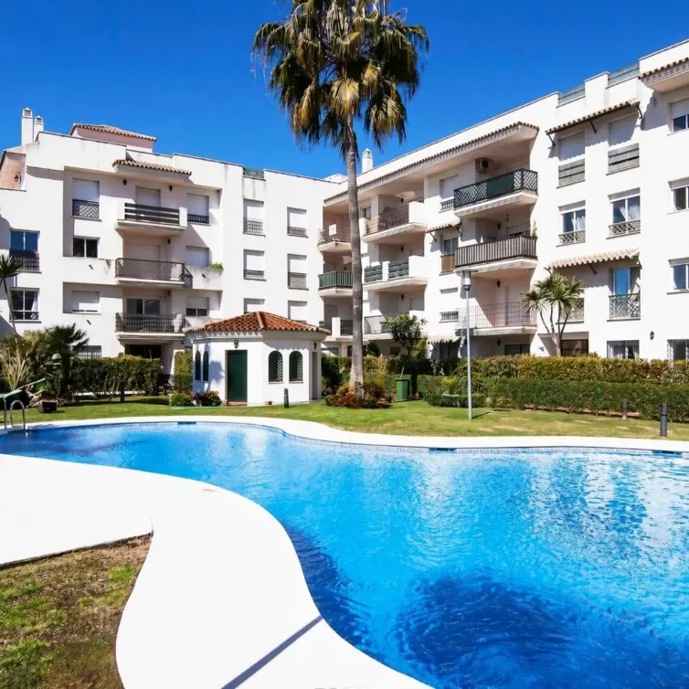 Venta de apartamento en planta media en Nueva Andalucía