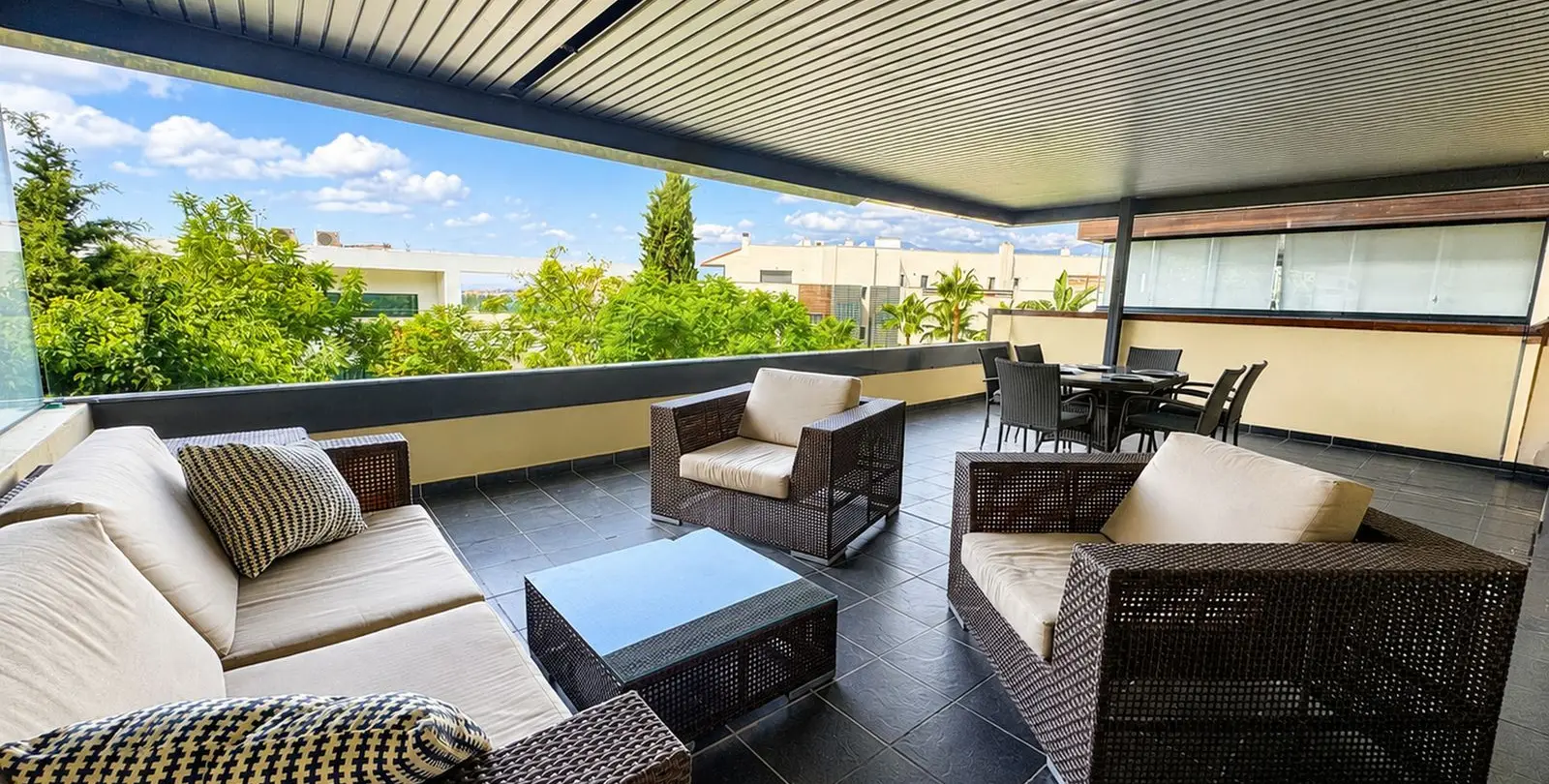 Sale of middle floor apartment in Los Flamingos 2