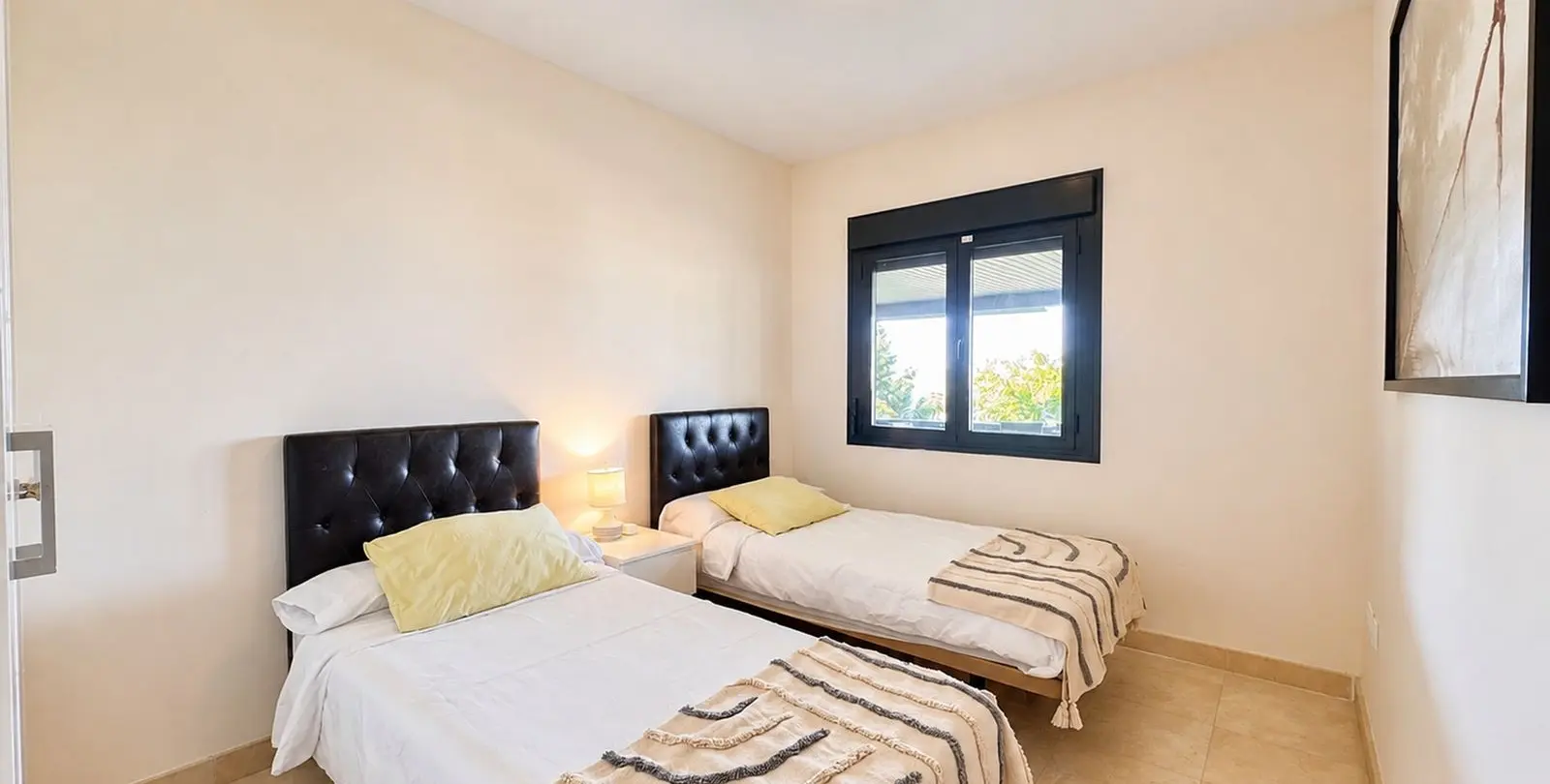 Sale of middle floor apartment in Los Flamingos 11