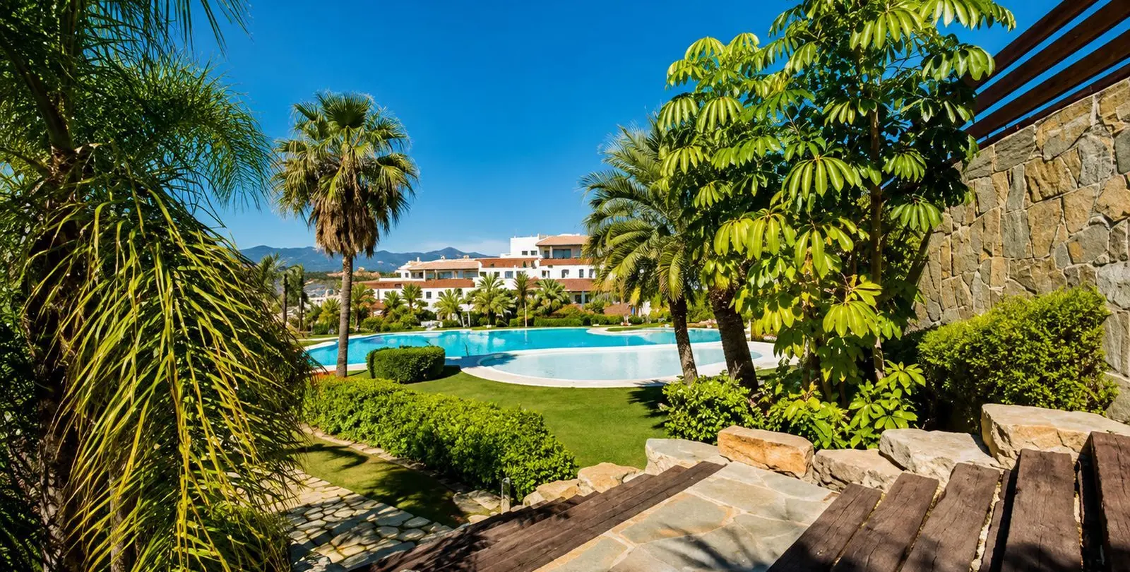 Sale of middle floor apartment in Los Flamingos 15