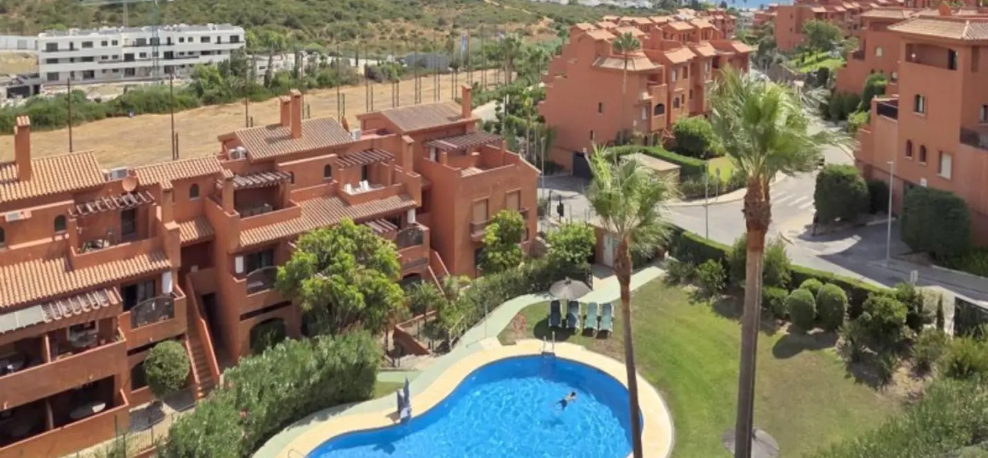Venta de ático dúplex en La Duquesa 0