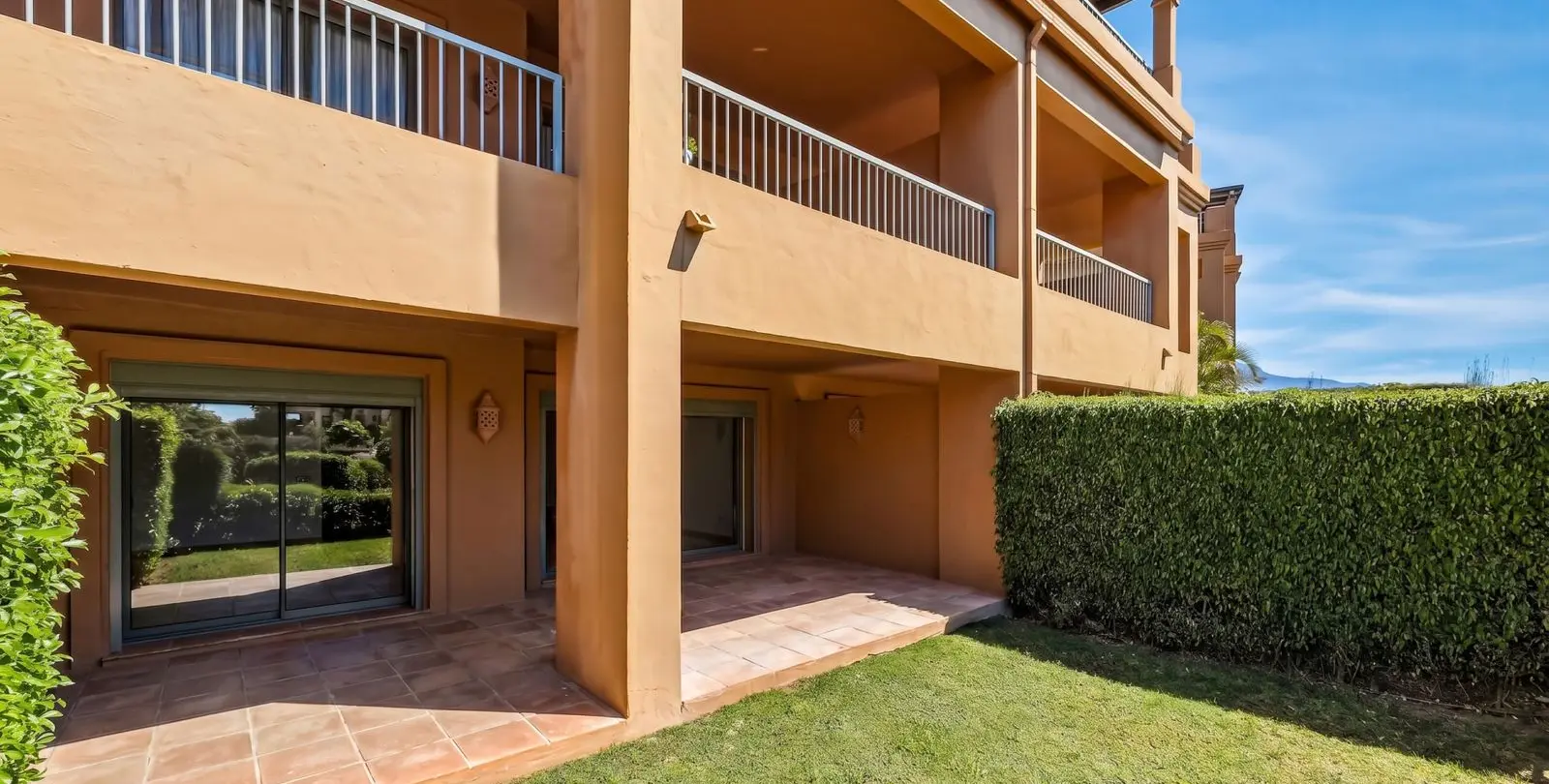 Venta de apartamento en planta baja en Estepona 2
