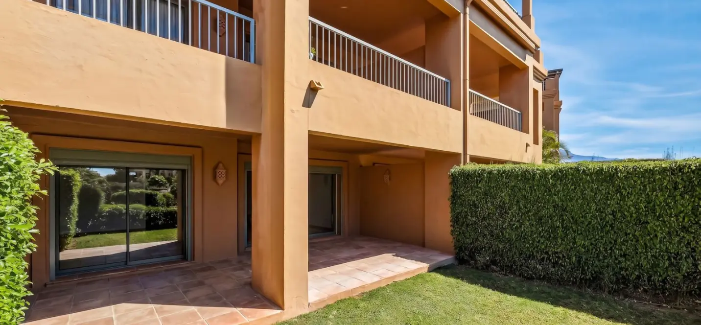Venta de apartamento en planta baja en Estepona 1