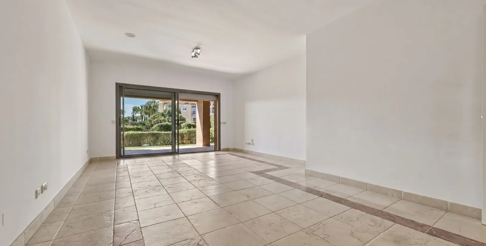 Venta de apartamento en planta baja en Estepona 3