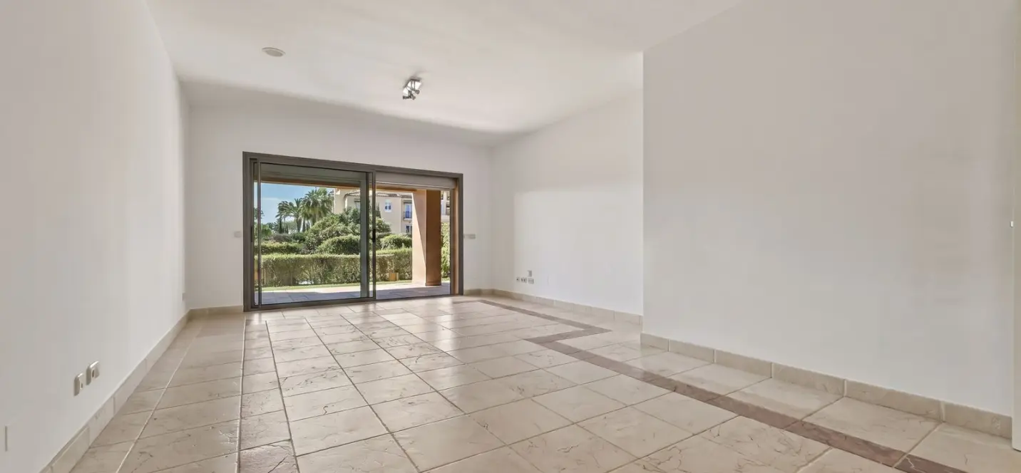 Venta de apartamento en planta baja en Estepona 2