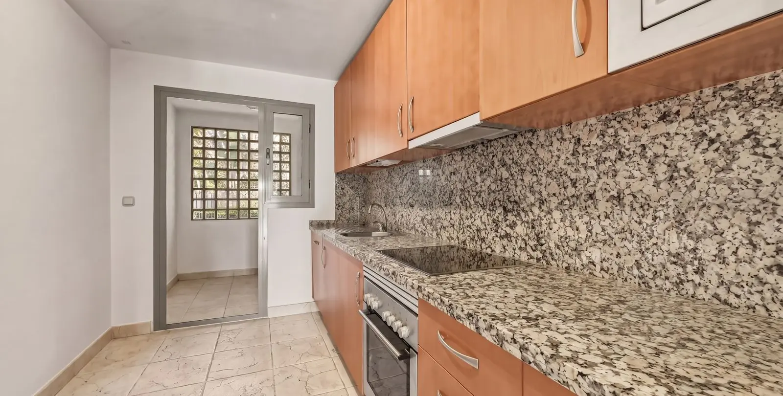 Venta de apartamento en planta baja en Estepona 4