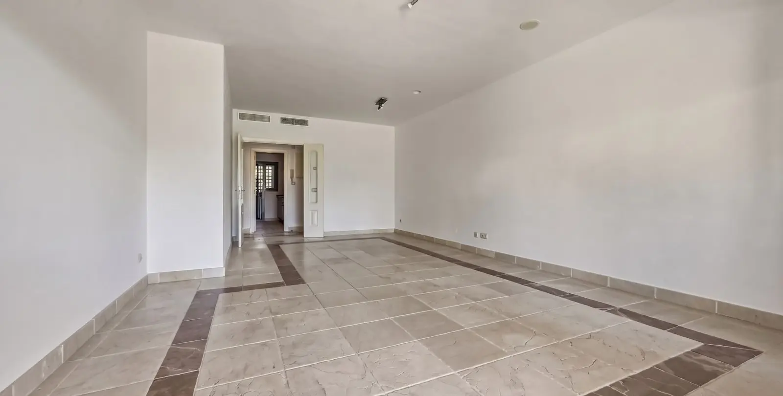 Venta de apartamento en planta baja en Estepona 5