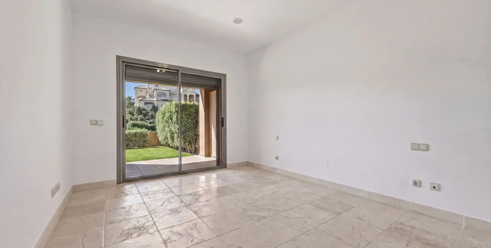 Venta de apartamento en planta baja en Estepona 6