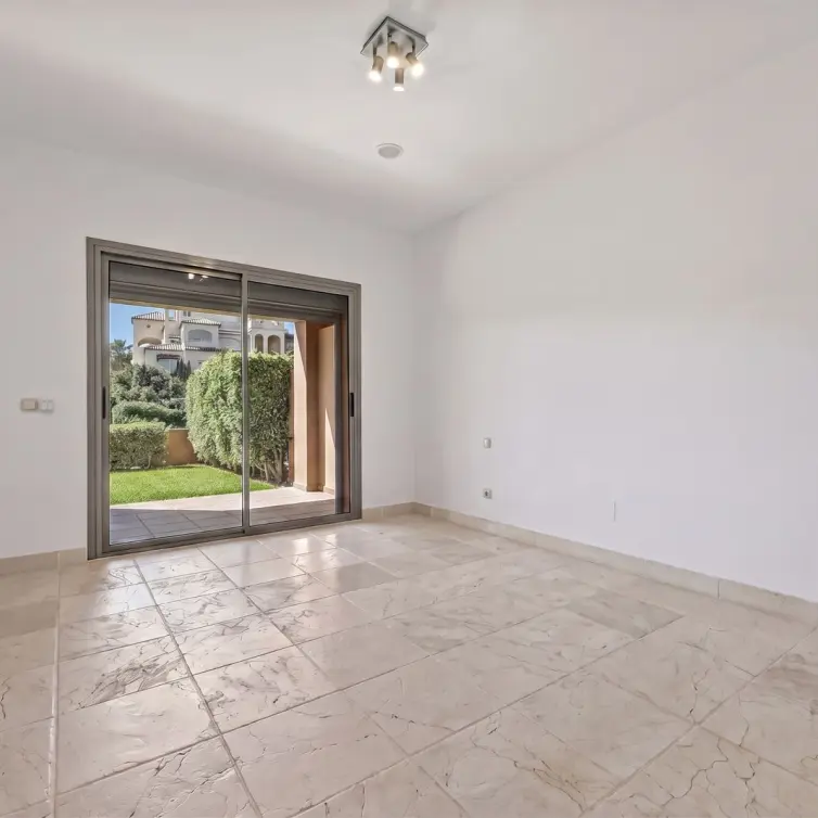 Venta de apartamento en planta baja en Estepona
