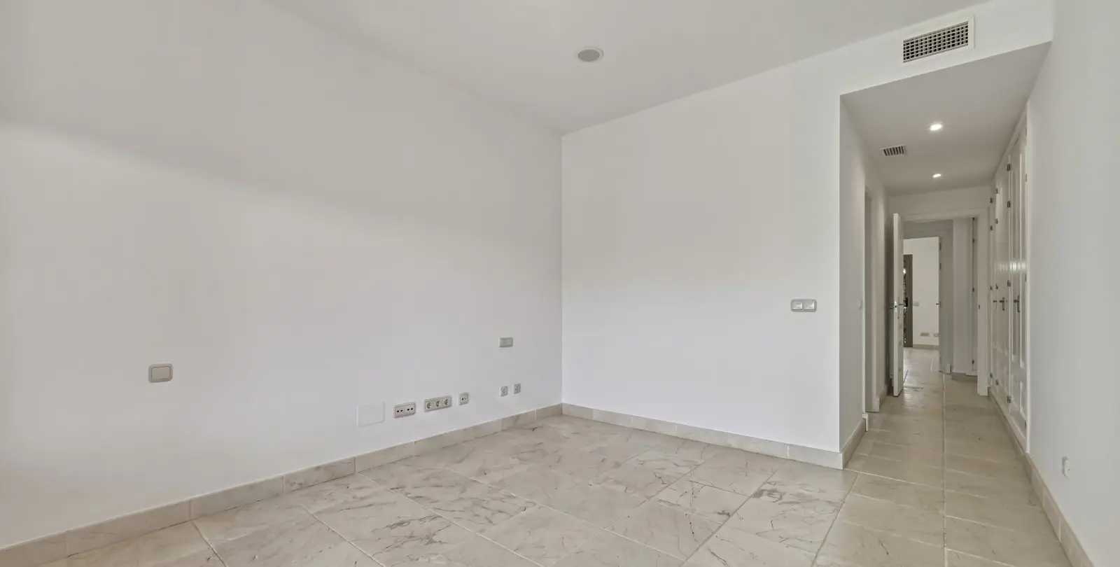 Venta de apartamento en planta baja en Estepona 8