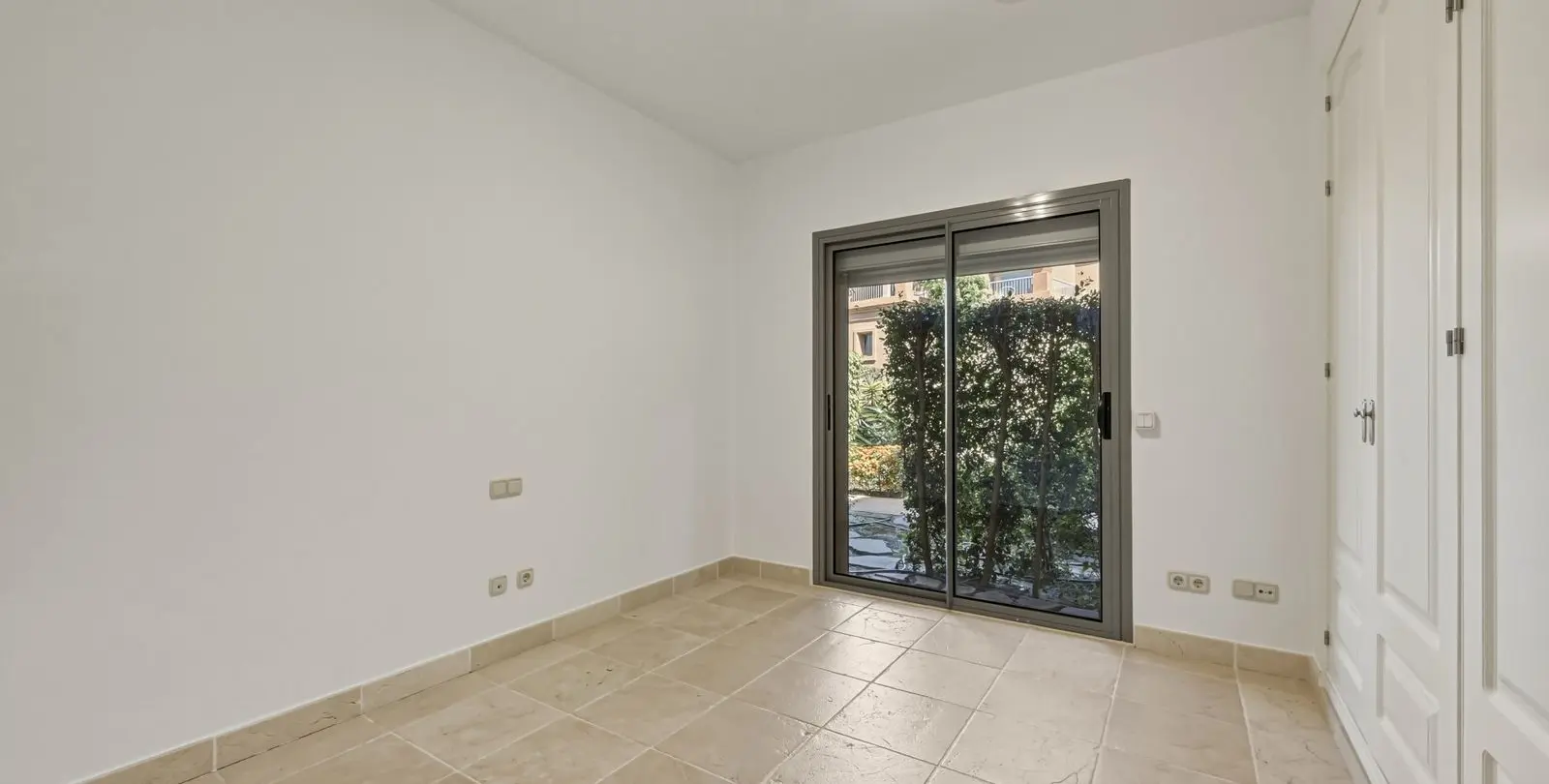 Venta de apartamento en planta baja en Estepona 14